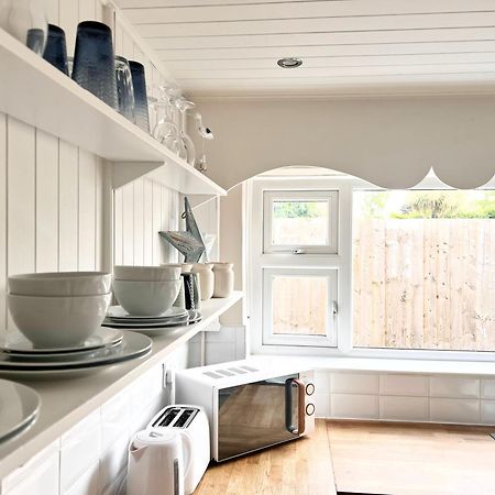 Cosy Cottage In Mersea - Walking Distance To Beach And Town Уэст-Мерси Экстерьер фото